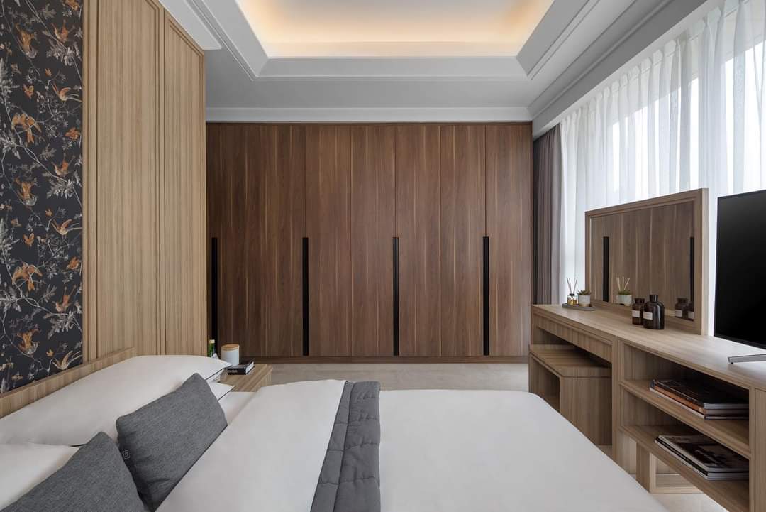 Bedroom Minimalis modern di Alam Sutra - Tangerang, dengan material HPL tekstur Kayu (wood) mulai dari Bed, Wallpanel, Nakas, Cabinet, Stool sampai meja rias dan TV Cabinet menggunakan material HPL Wood